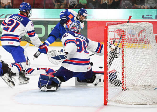 Vpravo brankár Brady Knowling (USA), ktorého prekonáva uprostred Oliver Ozogány (Slovensko).