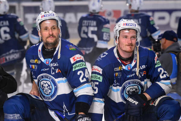 Kapitán HK Nitra Branislav Mezei (vľavo) a útočník Samuel Buček. Kapitán HK Nitra Branislav Mezei (vľavo) a útočník Samuel Buček.