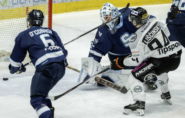 Brankár Jaroslav Janus zo Slovana v súboji proti HC Košice.