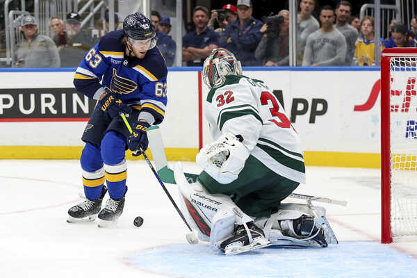 Rankár Minnesoty Wild Filip Gustavsson (vpravo) a hokejista St. Louis Blues Jake Neighbours počas zápasu zámorskej NHL.