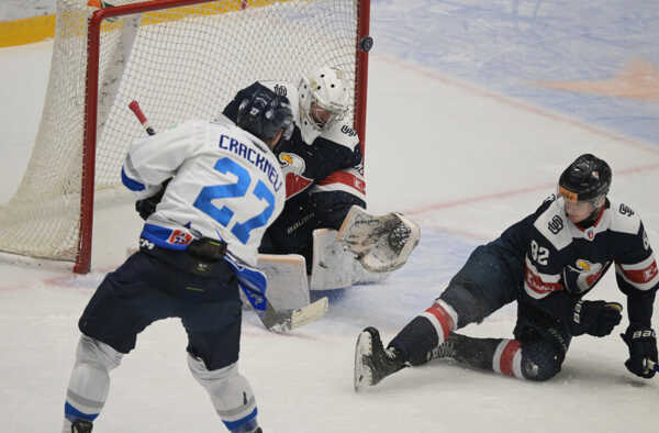 Brankár Patrik Andrisík v drese HC Slovan Bratislava.