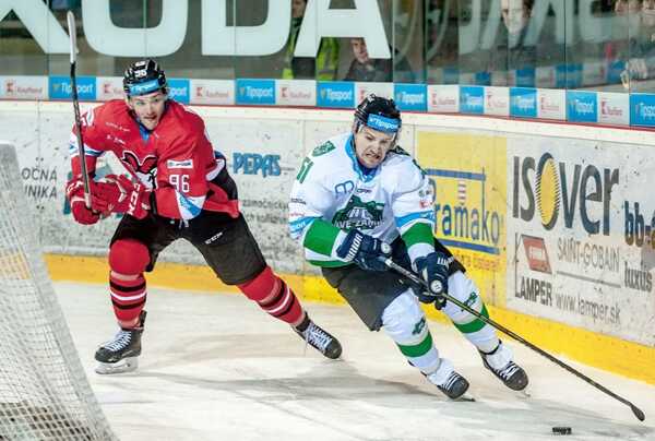 Obranca Brenden Miller (vľavo).