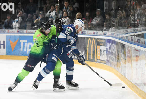 Zľava Brenden Miller (Žilina) a Tomáš Hrnka (Nitra) v súboji o puk.