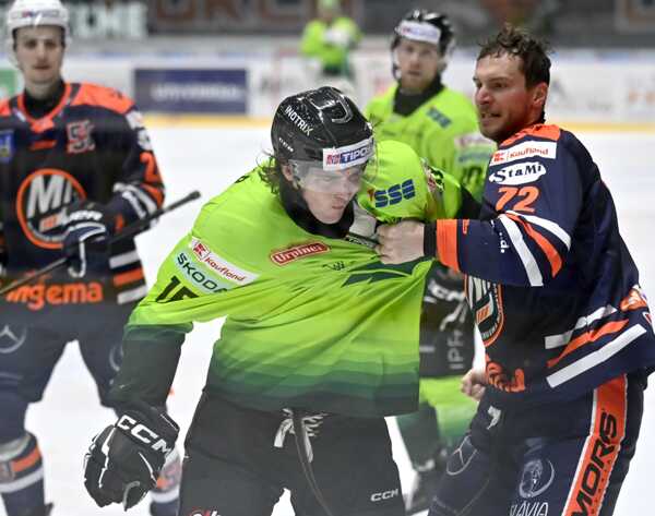 Brenden Miller zo Žiliny počas šarvátky s Michalom Kabáčom z Michaloviec.