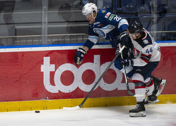 Zľava Brett Ritchie (Nitra) a Mitchell Mckenna Hoelscher (Slovan) v súboji pri mantineli.