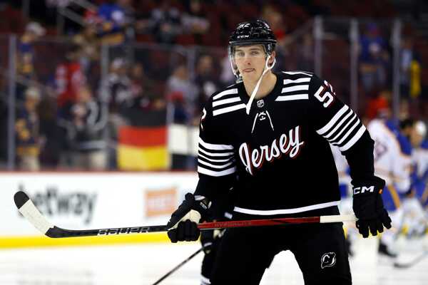 Cal Foote z New Jersey Devils sa rozcvičuje pred zápasom NHL.