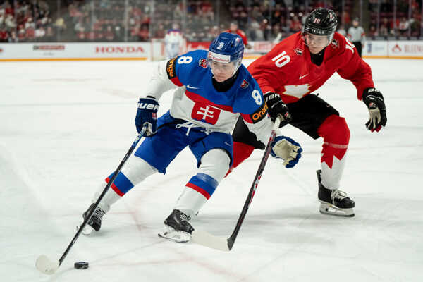 Kanadský hokejista Cameron Reid (10) a Michal Liščinský zo Slovenska vo štvrťfinálovom zápase.