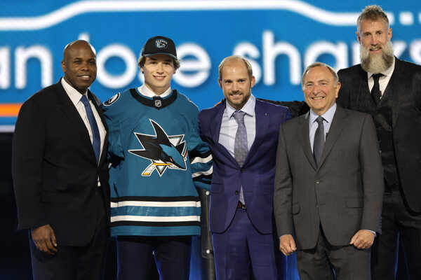 Macklin Celebrini na drafte. Macklin Celebrini na drafte.