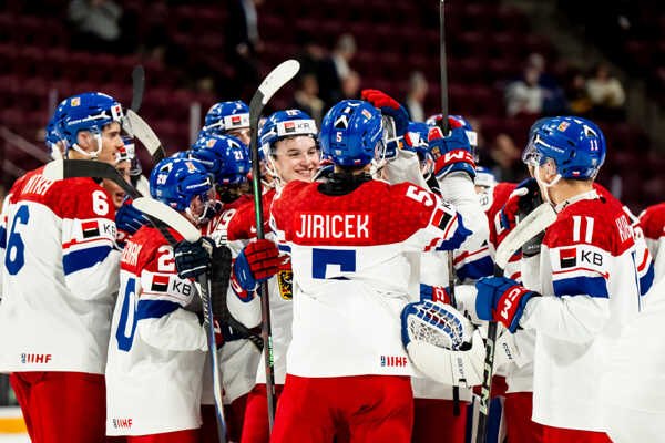 Gólové oslavy hokejových mladíkov Česka.