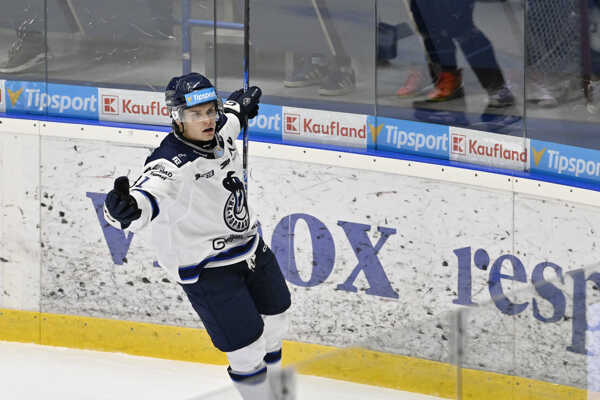 Český útočník Adam Dvořák v drese HK Poprad.