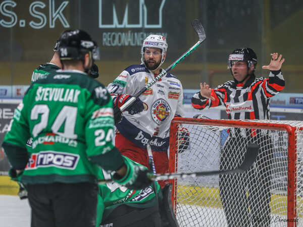 Chris Langkow (v bielom) sa dohodol s Banskou Bystricou.