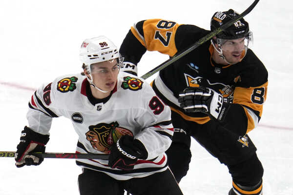 Sidney Crosby v súboji s Connorom Bedardom. Sidney Crosby v súboji s Connorom Bedardom.