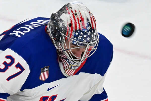 Brankár Connor Hellebuyck (USA) v semifinálovom zápase ZOH 2026.