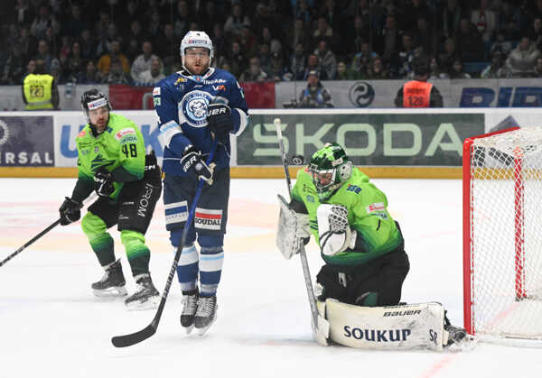 Zľava Daniel Gachulinec (Žilina), Jadeon Descheneau (Nitra) a brankár Connor Lacouvée (Žilina).