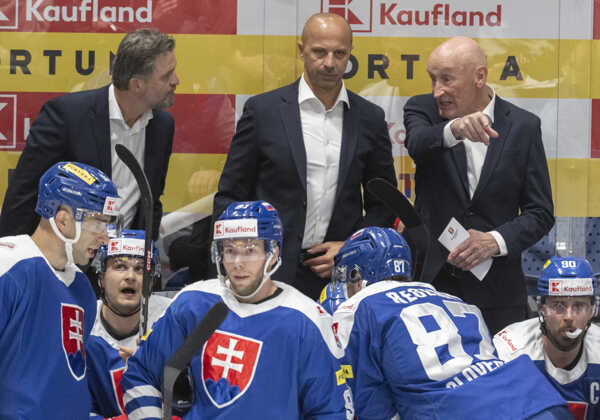 Slovenskí hokejisti s trénermi. Slovenskí hokejisti s trénermi.