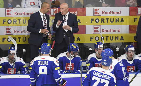 V pozadí tréneri Ján Pardavý a Craig Ramsay.