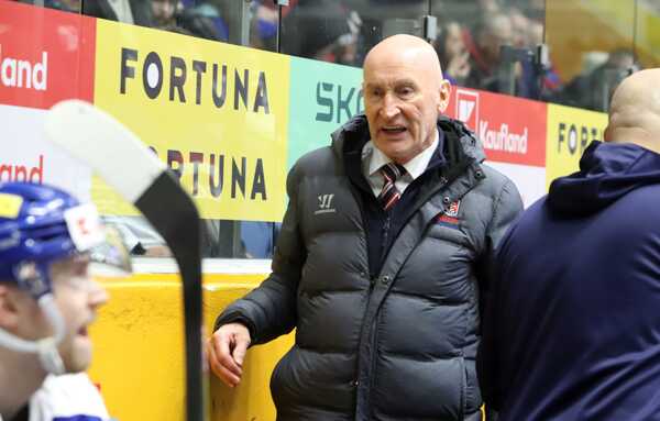 Tréner Slovákov Craig Ramsay.