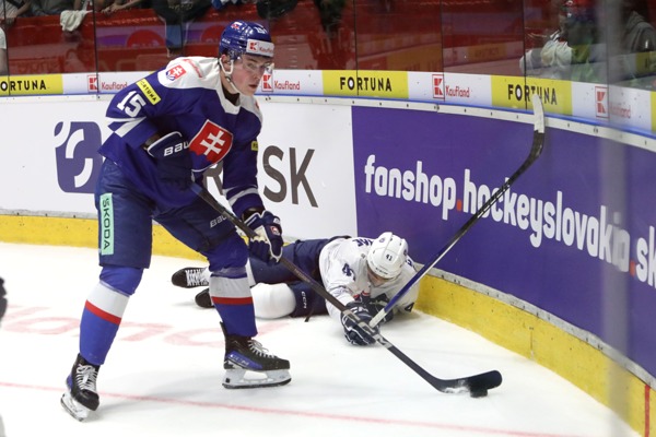 Útočník Dalibor Dvorský v drese slovenskej reprezentácie. Útočník Dalibor Dvorský v drese slovenskej reprezentácie.