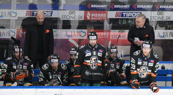 Lavička Košíc, vpravo v pozadí tréner Dan Ceman.