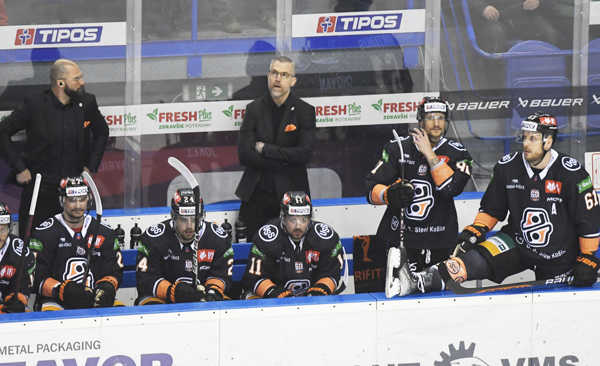 Na snímke lavička Košíc, vpravo hore tréner Dan Ceman.