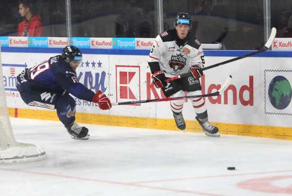 Zľava Daniel Tkáč (Zvolen) a Boris Žabka (Banská Bystrica) počas zápasu.