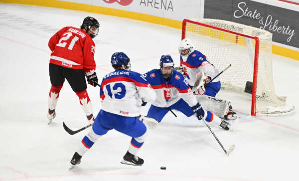 Sprava brankár Denis Čelko, Matej Bereš, Filip Kovalčík (všetci Slovensko) a Beckett Hamilton (Kanada).
