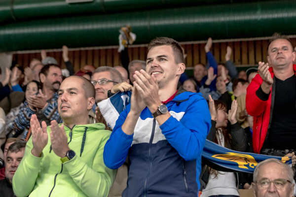 Diváci na hokeji v Humennom.