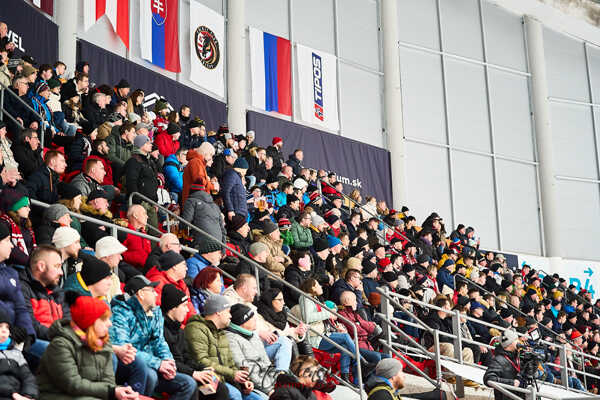 Vypredaný štadión v Prešove.