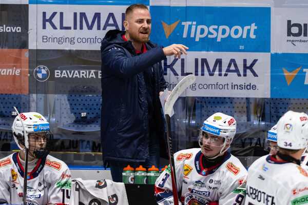 Dočasný tréner Garip Saliji a lavička HKM Zvolen.