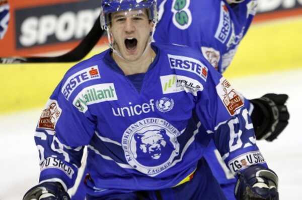 Útočník Dominik Kanaet.