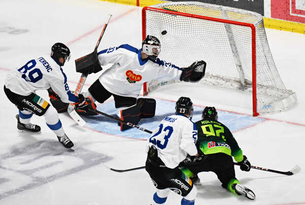 Druhý zľava brankár Dominik Riečický (Košice) inkasuje prvý gól.