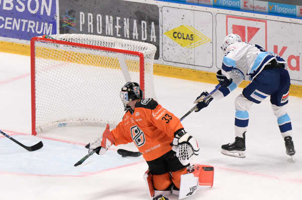 Brankár Košíc Dominik Riečický a autor druhého gólu Matej Paulovič (Nitra).