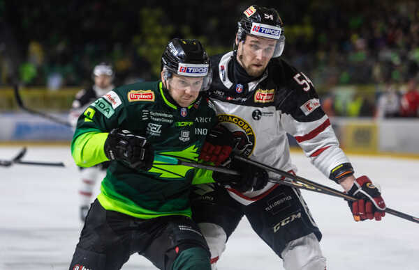 Na snímke zľava Patrik Koyš (Žilina) a Boris Česánek (Banská Bystrica) bojujú o puk v prvom zápase štvrťfinále play off. Na snímke zľava Patrik Koyš (Žilina) a Boris Česánek (Banská Bystrica) bojujú o puk v prvom zápase štvrťfinále play off.