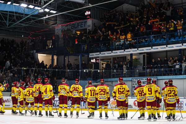 Hráči Trenčína ďakovačky.