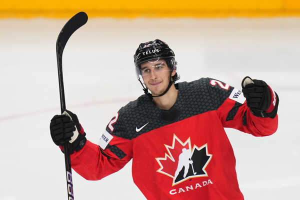 Kanadský útočník Dylan Cozens.