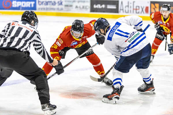 Piačka na zápase v buly.