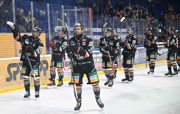 Obranca Eduard Šedivý so spoluhráčmi.