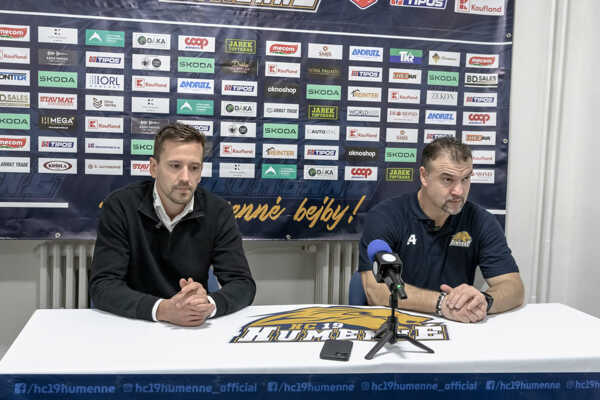 Tréneri Martin Štrba a Erik Čaládi na tlačovke po zápase Humenné - Nové Zámky.