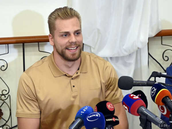 Slovenský hokejista Erik Černák. Slovenský hokejista Erik Černák.