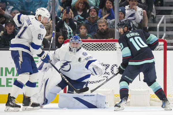 Erik Černák (vpravo), brankár Tampy Andrej Vasilevskij (uprostred) a hráč Seattlu Matty Beniers.