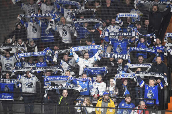 Fanklub HK Poprad počas hymny.