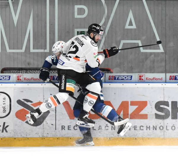 Zľava Marko Stacha (Nitra) a Filip Krivošík (Košice) v treťom zápase finále play off.