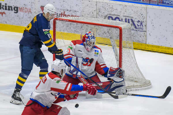 Zľava Branislav Rapáč (Spišská Nová Ves), brankár Filip Surák a Dominik Jendroľ (obaja Liptovský Mikuláš).