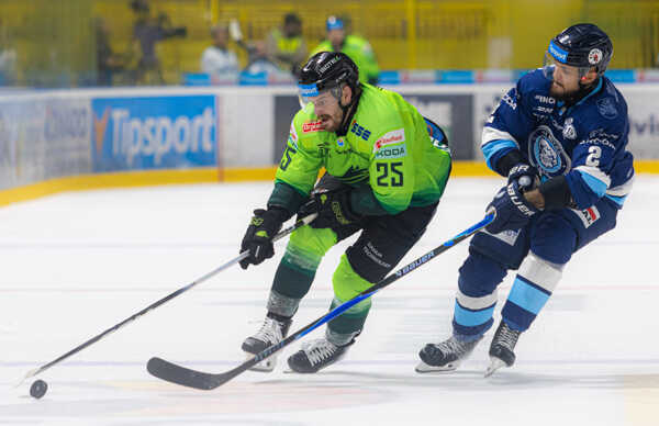 Zľava Filip Vašaš (Žilina) a Matej Bača (Nitra) bojujú o puk.