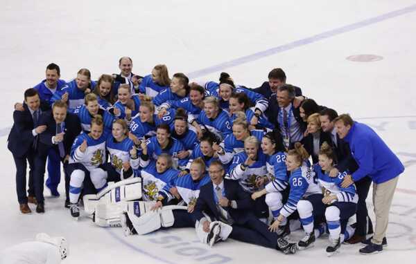 Fínske hokejistky pózujú po výhre 3:2 v zápase o 3. miesto Fínsko - Olympijskí športovci z Ruska v Kangnungu.