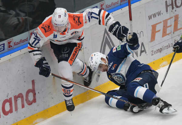 Topi Ronni (Michalovce), vpravo Samuel Hain (Nitra). Topi Ronni (Michalovce), vpravo Samuel Hain (Nitra).