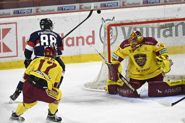 Brankár Lacouvee kryje pokus Fominycha.