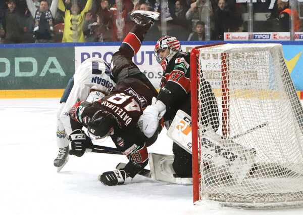 Ďatelinka a Džugan v súboji.