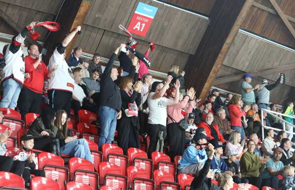 Fanúšikovia HC '05 TAM Banská Bystrica v súboji s HK Nitra.