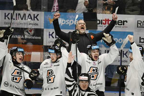 Radosť košickej striedačky z víťazstva v stretnutí v piatom semifinálovom stretnutí play off Tipsport ligy.